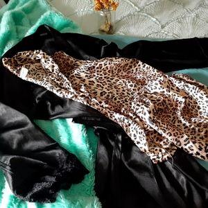 1X 2 piece leopard satin pajama set
